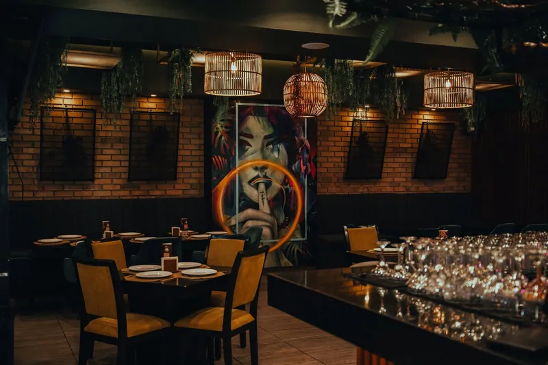 La barra y el mural del restaurante Patrón en Tampico