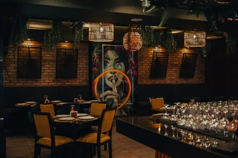 La barra y su mural