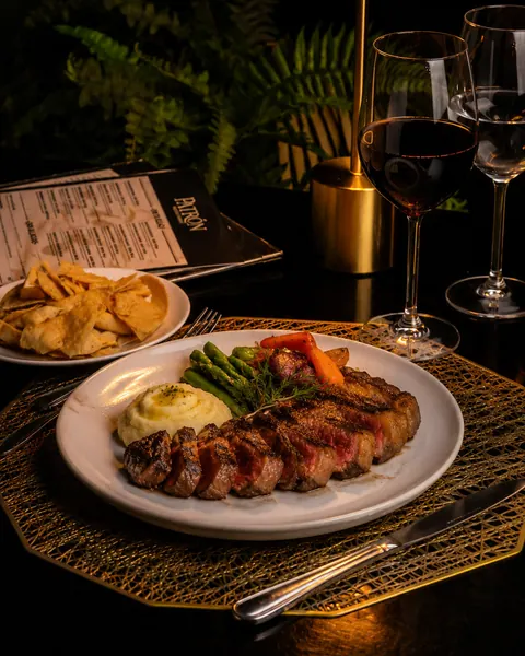 Rib eye y una copa de vino