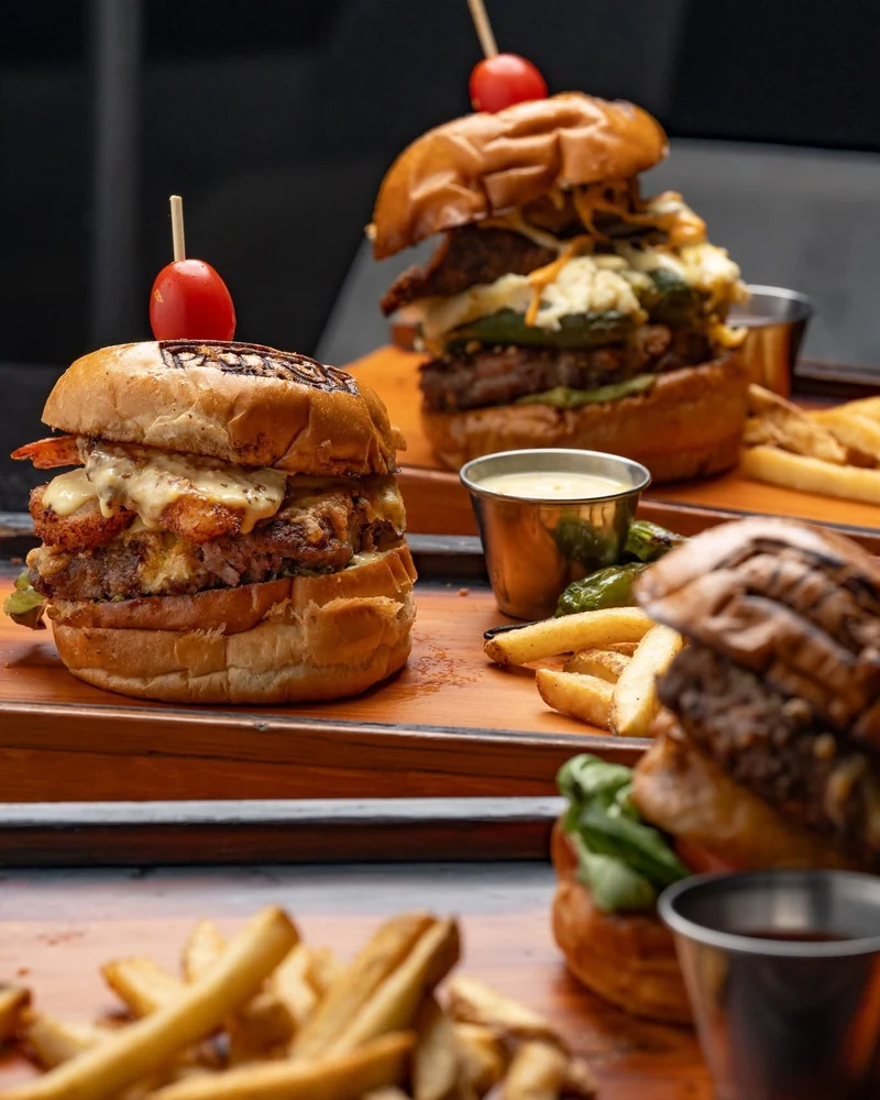 Hamburguesa con pan marcado con el sello Patrón