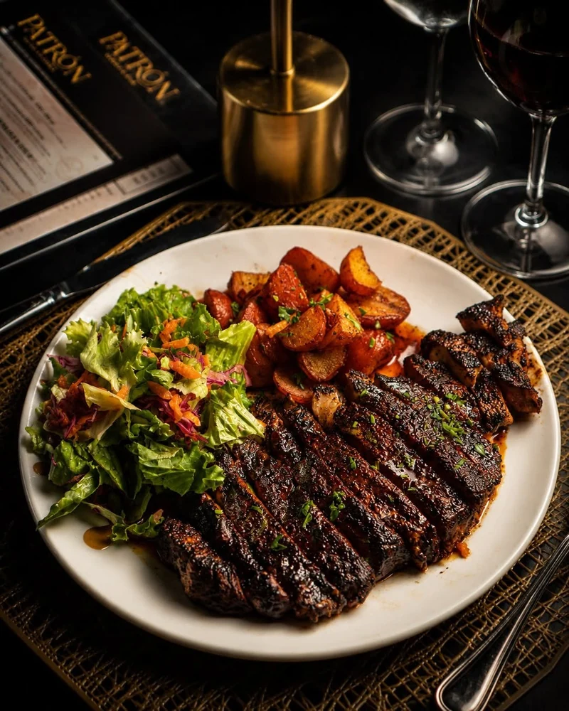 Rib eye de Patrón servido en su mesa