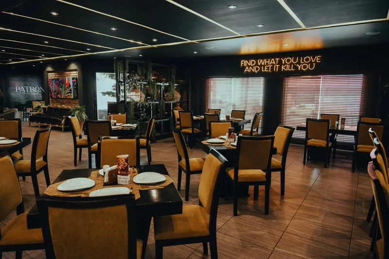 Salón de Patrón Grill & Bar en Tampico, con mesas listas y luz cálida