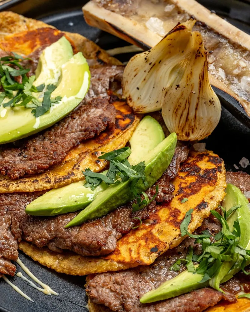 Tacos y tuétano de Patrón Grill & Bar